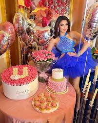 Urvashi Rautela Birthday: बर्थडे पर उर्वशी रौतेला ने काटा 24 कैरेट सोने का केक