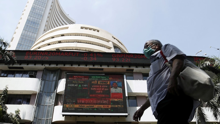 As soon as the stock market opened, Sensex fell by more than 400 points, Nifty slipped from 26,100.