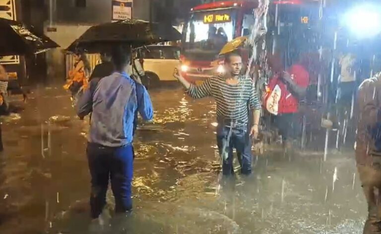 Mumbai came to a standstill! Water everywhere, traffic jams everywhere, local trains stopped, many flights diverted