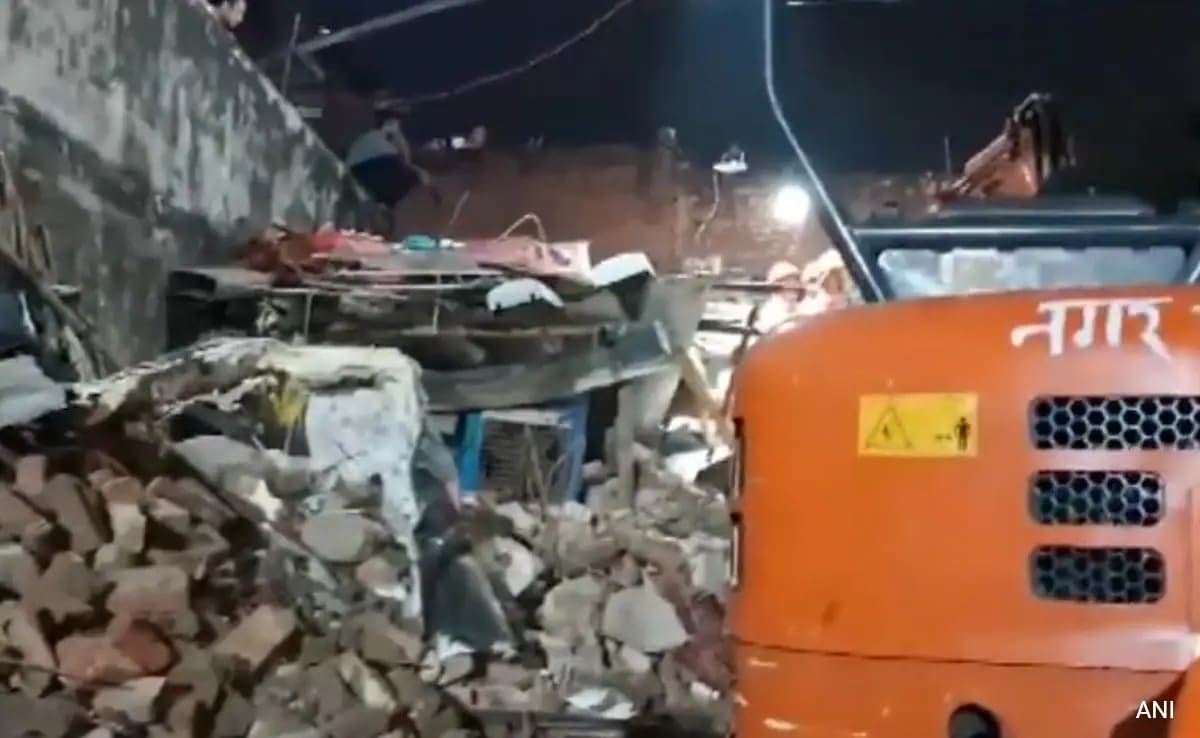 A three-storey building collapsed in Meerut due to rain, 6 died, many feared trapped under the debris