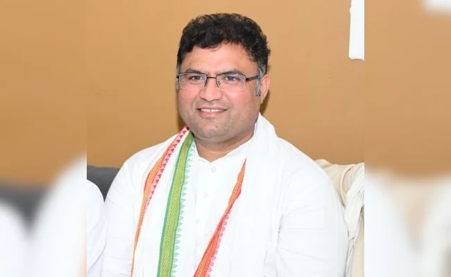 A few hours ago with BJP, then held Rahul's hand...Ashok Tanwar's amazing turnaround in Haryana