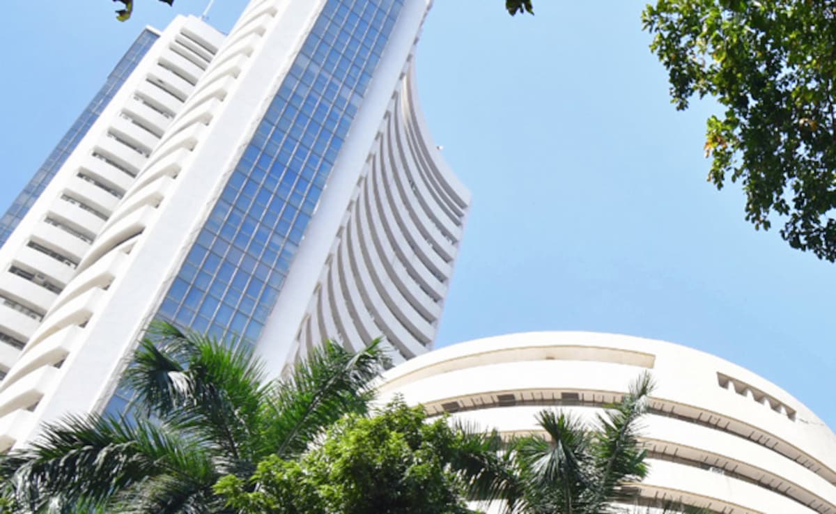 Buying happening in the stock market today, Sensex jumped 385 points, Nifty near 24,600.