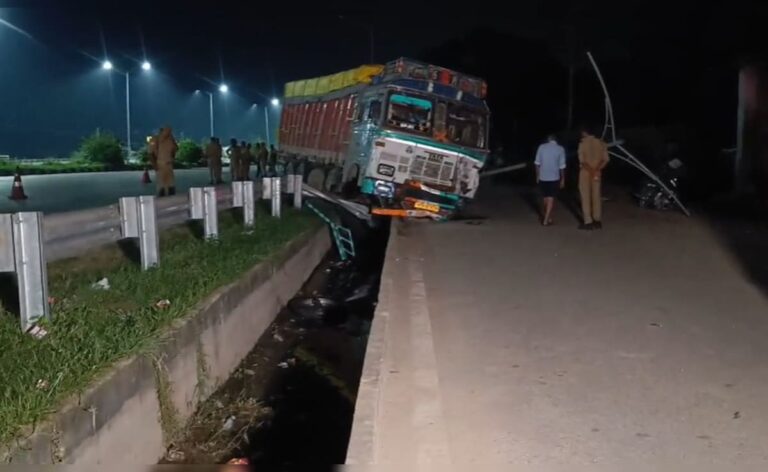 Horrible truck-tractor collision in Mirzapur, UP, 10 dead, tire bounces and falls into drain