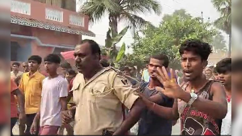 Bihar: Uproar after death of middle-aged man during police raid, jawan assaulted; grabbed the collar and turned it around