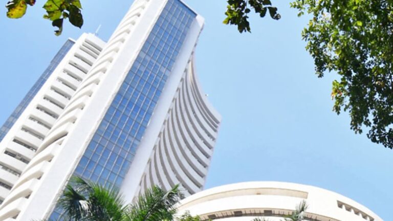 As soon as the stock market opened again today, it fell face down, Sensex fell by 400 points, Nifty slipped from 25,100.