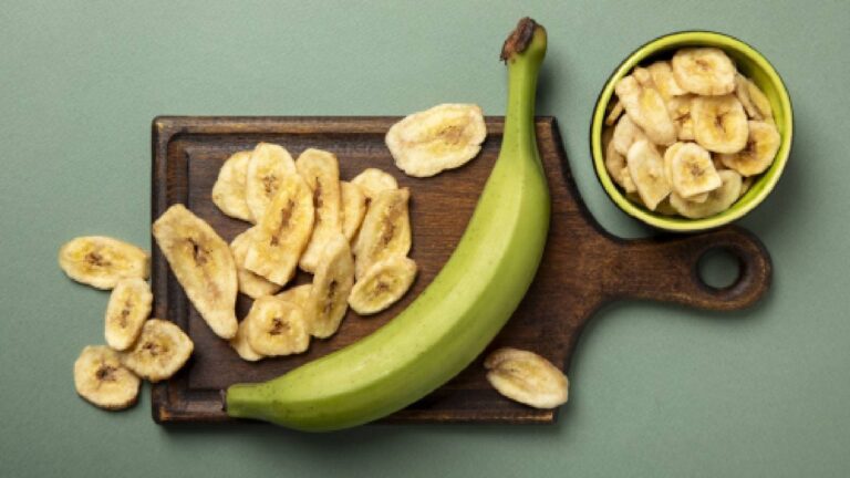 Banana chips and green bananas