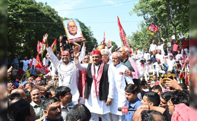 Akhilesh Yadav garlanded the statue of Jayaprakash Narayan near his house.