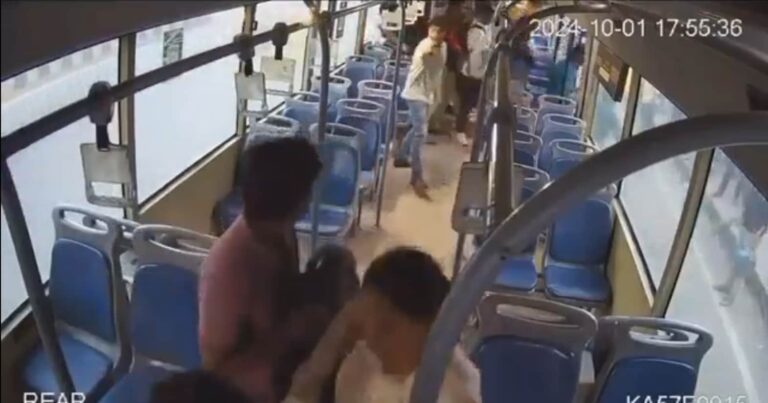 The conductor asked to move away from the gate, the man stabbed the moving bus, see VIDEO