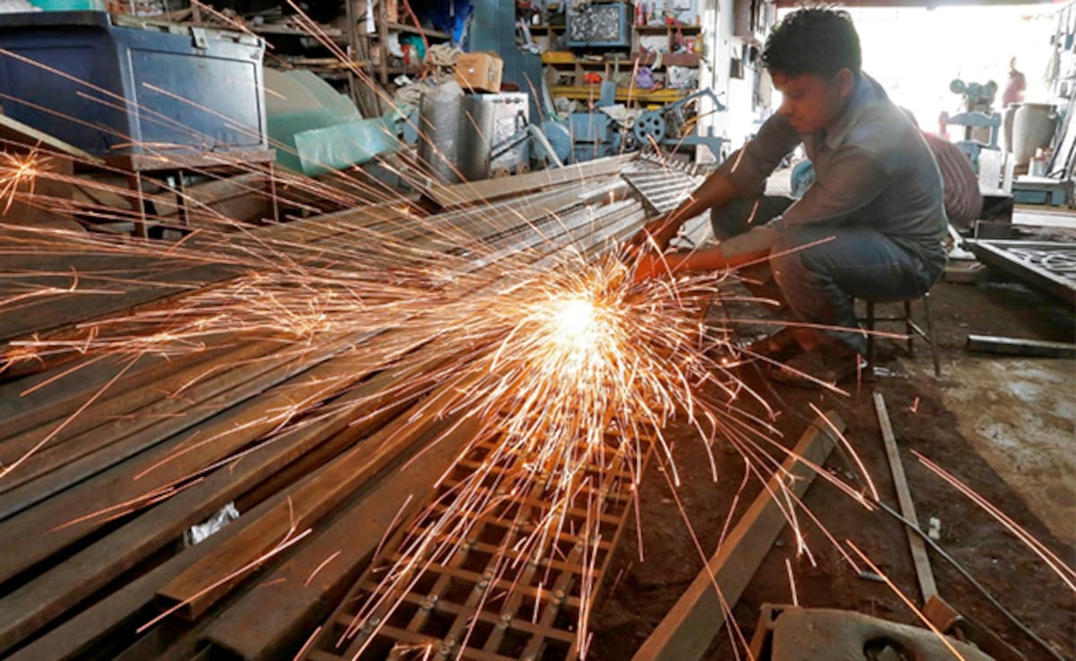 Jobs increased by 7.4% in manufacturing sector, biggest jump in last decade