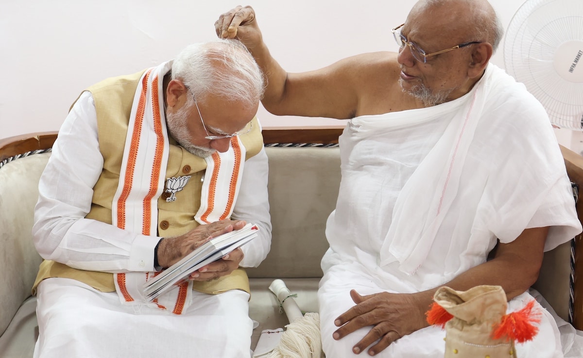 PM Modi took blessings of Jainacharya Ratnasundersurishwarji Maharaj, praised his contribution to the society.