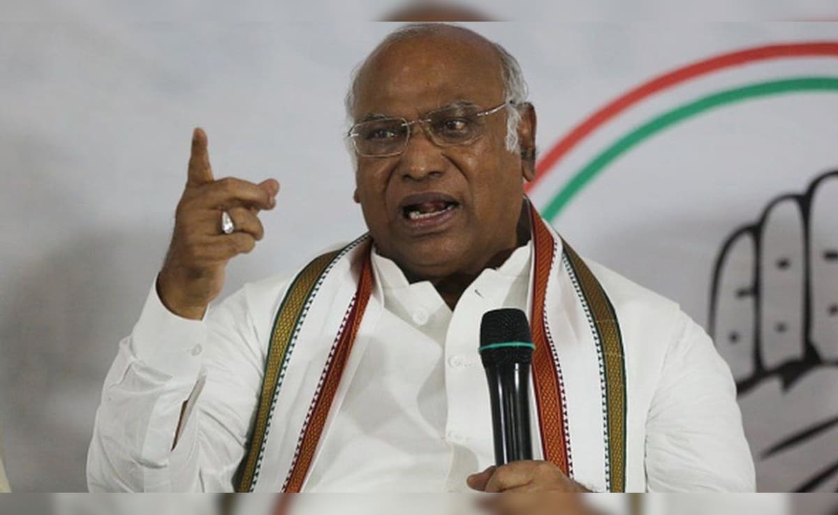 Kharge compared RSS-BJP to poison, said- 'Poisonous snake' should be killed. Kharge compared RSS-BJP to poison, said